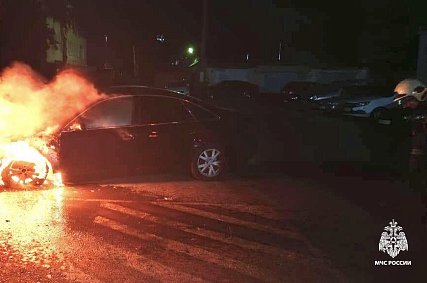 Ночью в центре Губкина загорелась иномарка