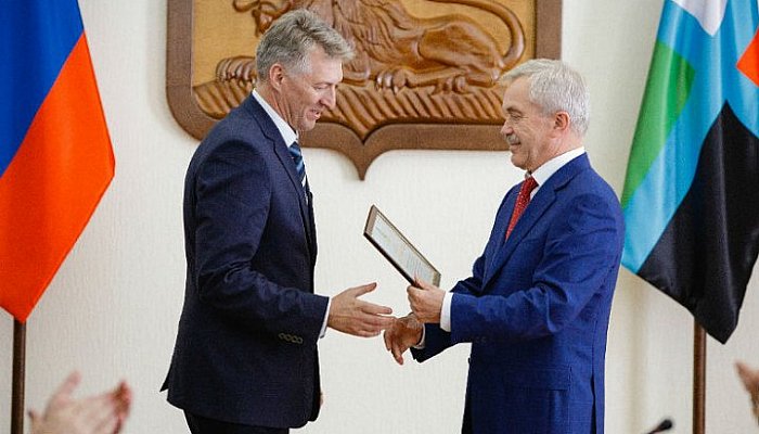 Евгений Савченко вручил награды работникам компании Металлоинвест