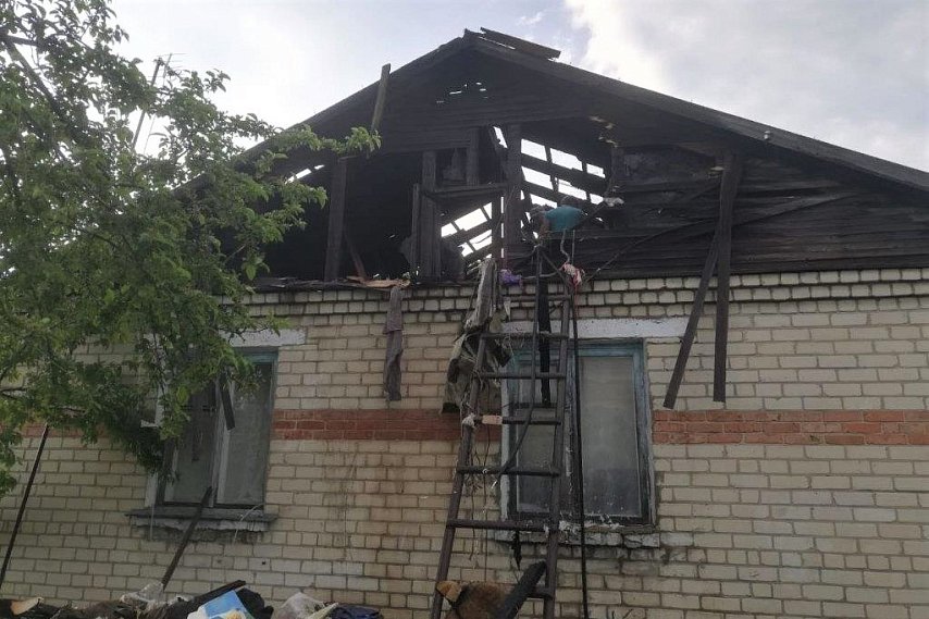 В Губкинском округе пожарные спасли мать и сына, спящих в горящем доме