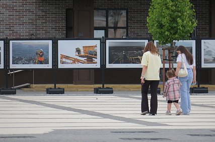 «Быть, как стебель, и быть, как сталь»: в Губкине открылась фотовыставка к 20-летию Металлоинвеста