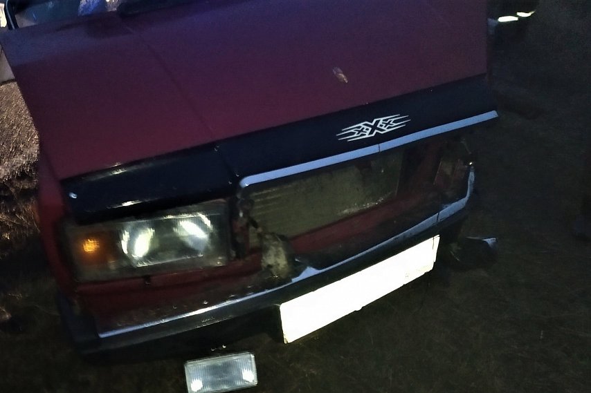 Водителя легковушки зажало в салоне после столкновения с КамАзом под Губкином