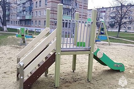 В Губкине спасатели вытащили застрявшего на детской горке ребёнка