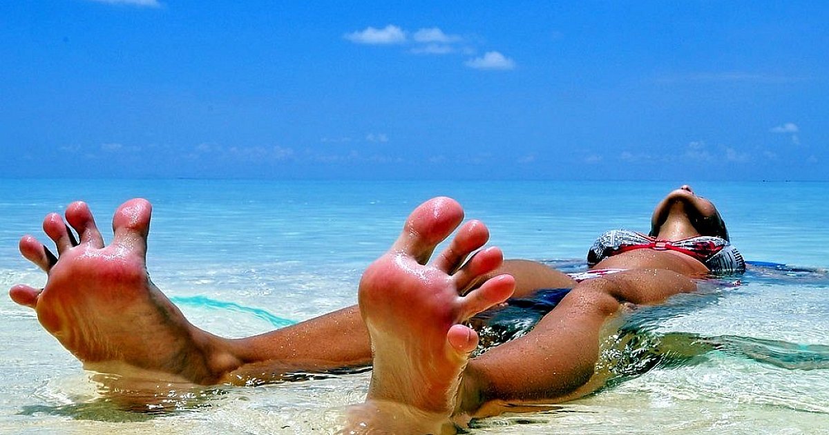 Отпуск через выходные. Отпуск у моря. Пятки на море. Ноги на пляже. На море прикольные.