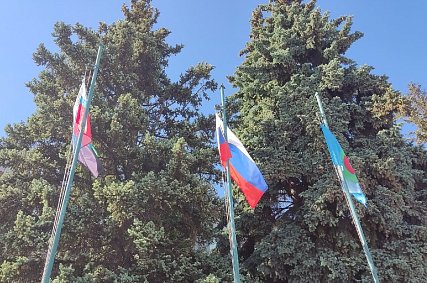В губкинских школах учебная неделя будет начинаться с поднятия трёх флагов