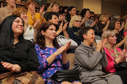 Песни, цветы и матрёшки. Губкинских женщин поздравили с Днём матери