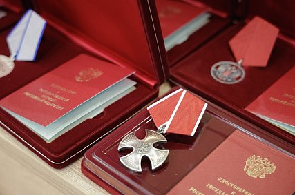 Вячеслав Гладков вручил награды четверым губкинцам — членам белгородской самообороны