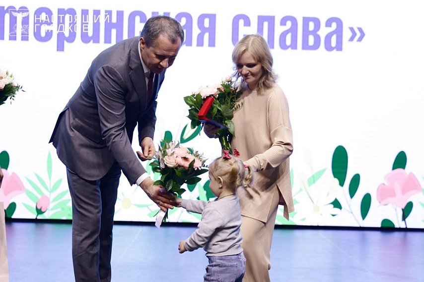 Две многодетные мамы из Губкина получили почётные знаки «Материнская слава» I степени