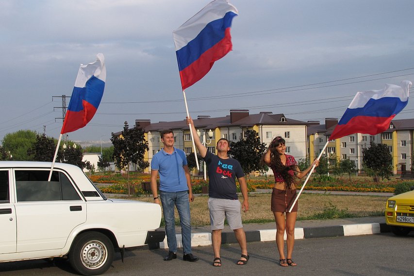 Губкинские автомобилисты и байкеры объединились под российским флагом