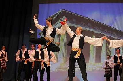 От сиртаки до футбола: танцоры ансамбля Моисеева выступили в Губкине