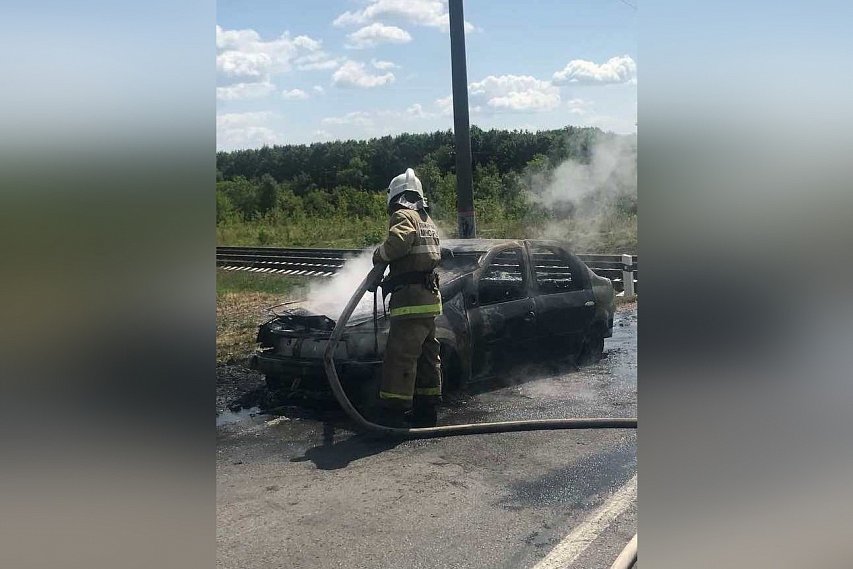 Renault Logan сгорел в Губкинском округе