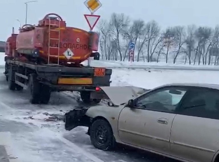 КамАЗ и легковушка столкнулись на трассе под Губкином