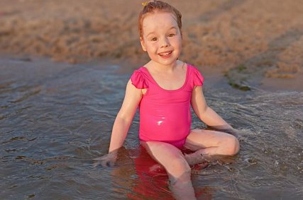 Советы для родителей: цвет купальника, который может спасти жизнь ребёнка