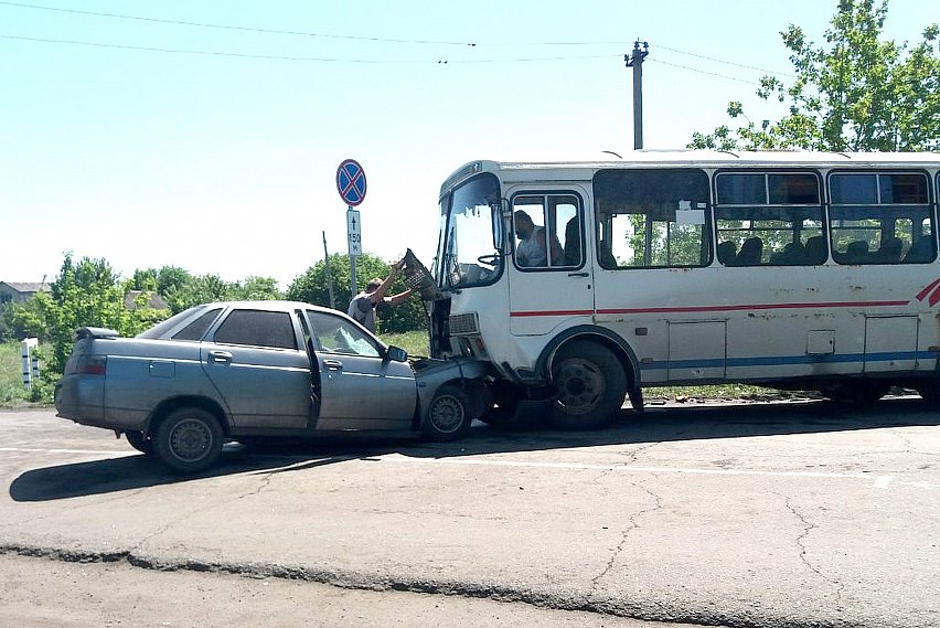 В Губкинском округе автомобиль столкнулся с автобусом