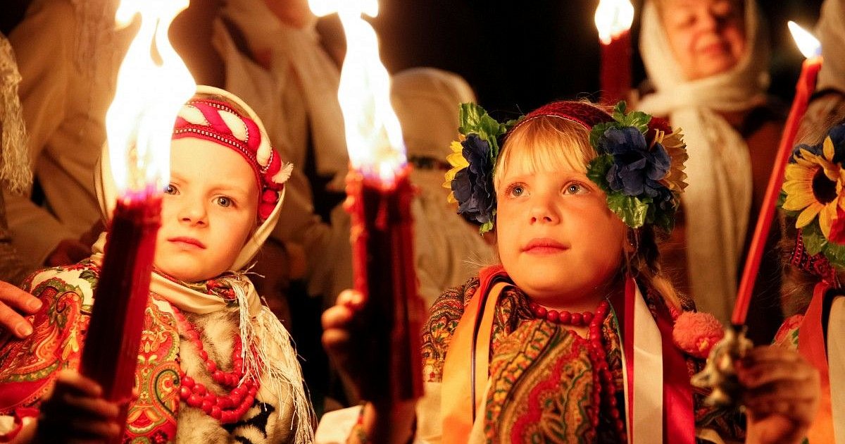 Люди в храме на Пасху