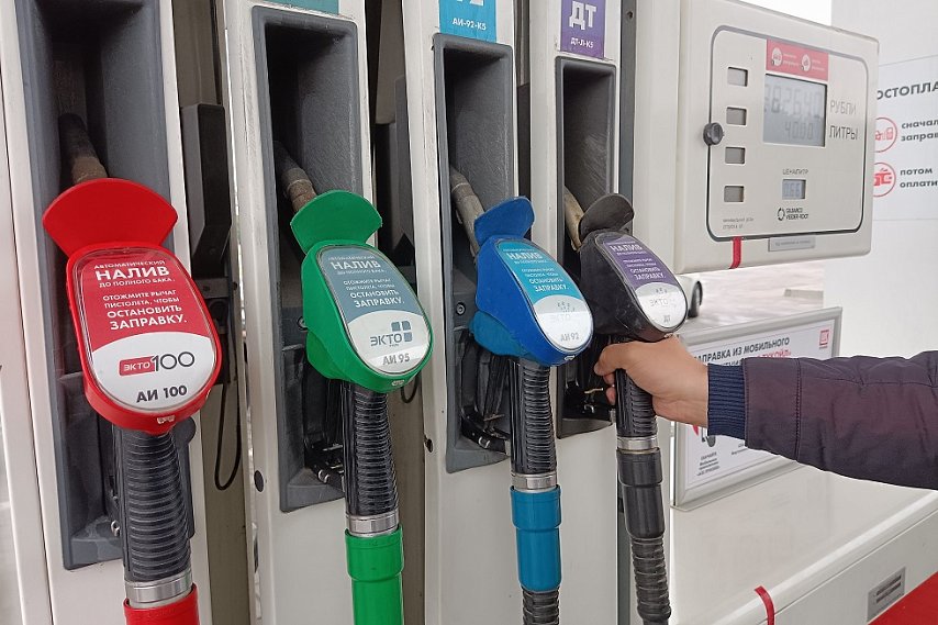 Губкинцы жалуются на отказы сотрудников АЗС наливать бензин в канистры 
