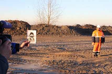 Монтёр пути Лебединского ГОКа Заур Керимов повторил фото 27-летней давности