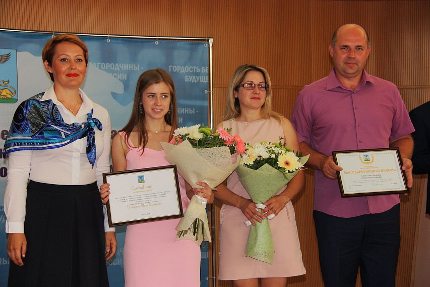 Две губкинские выпускницы получили за знания по 50 тысяч рублей