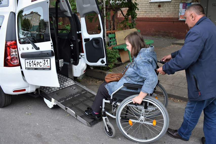 Инвалид белгородская область. Инвалид колясочник. Инвалид в коляске на реабилитации. Соц услуги для инвалида колясочника. Инвалид колясочник подросток.