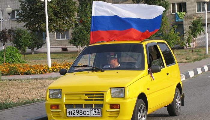 Автопробег в День флага России в Губкине
