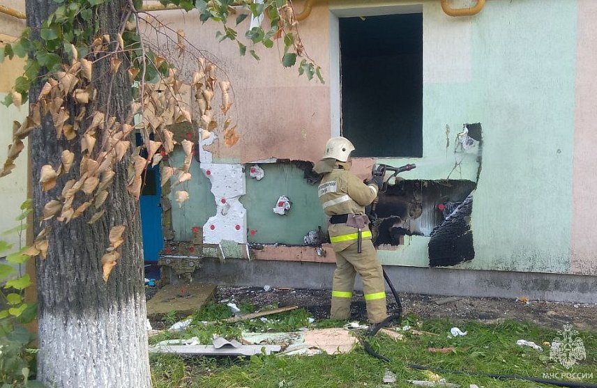 В Губкине подожгли расселённый мноквартирный дом