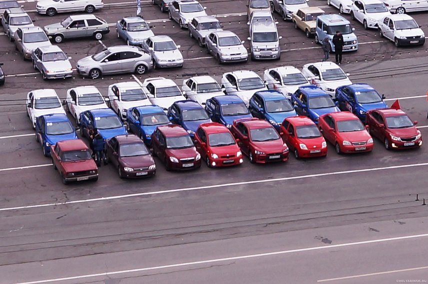 Губкинские автолюбители из своих машин хотят сложить слово «Россия» 