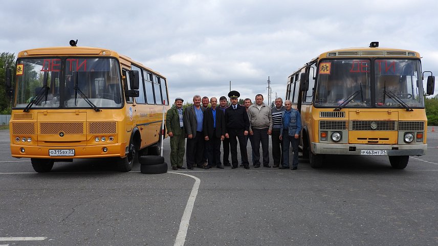 Сотрудники губкинской Госавтоинспекции проэкзаменовали водителей школьных автобусов