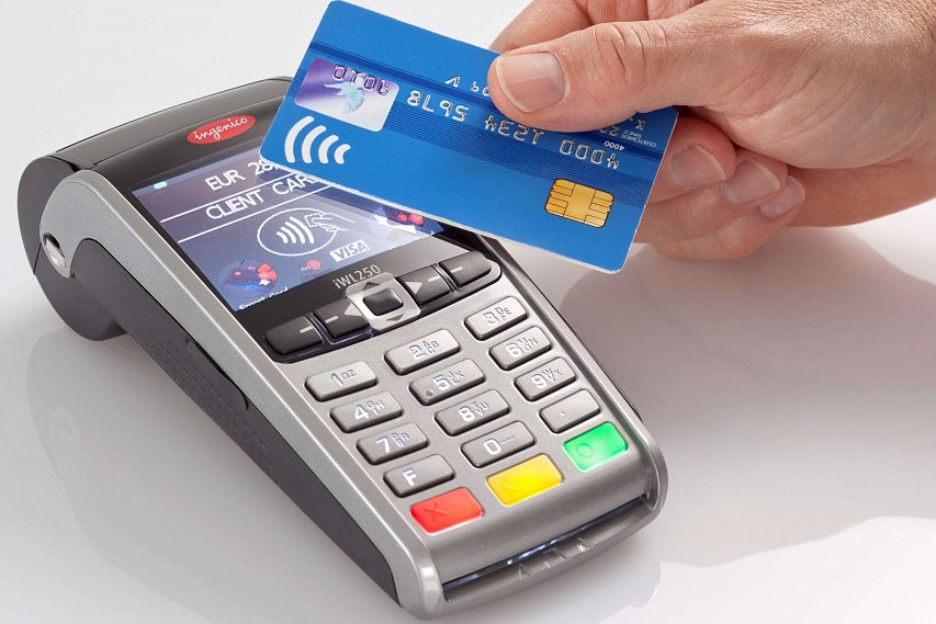 Безналичная оплата безопаснее: губкинцам советуют расплачиваться в магазинах банковскими картами
