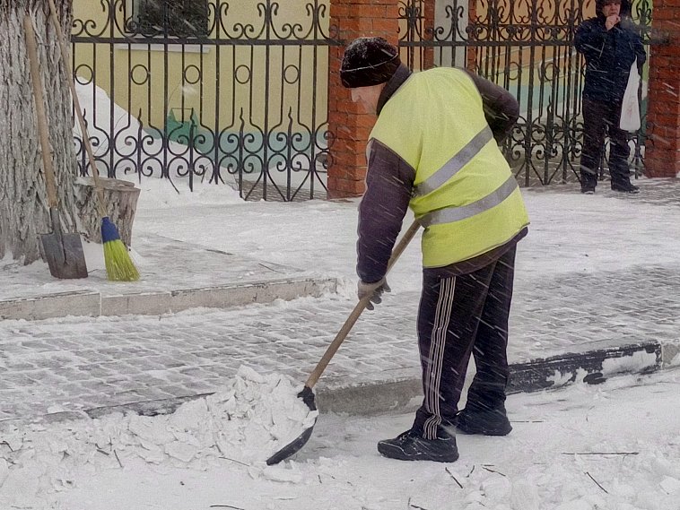 Губкинские коммунальщики чистят тротуары спустя рукава