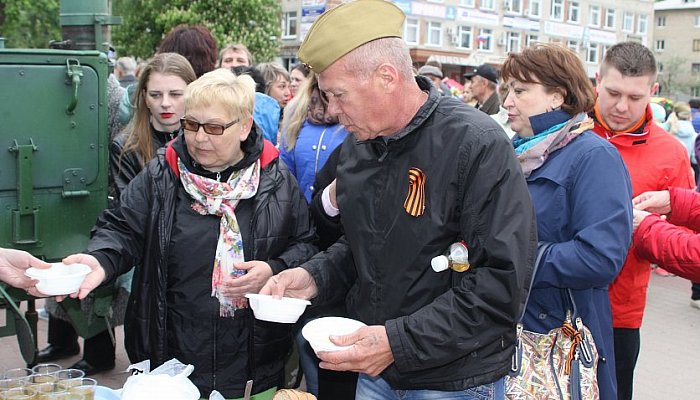 9 Мая губкинцы попробовали солдатскую кашу от лебединских поваров