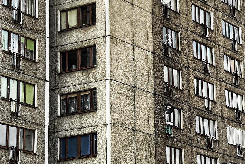 16-летняя девочка выпала из окна многоэтажки в Губкине