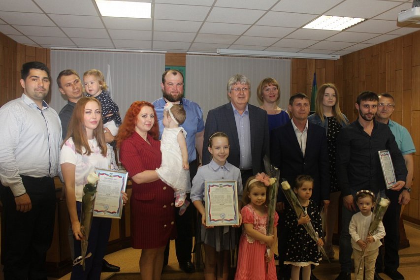 Молодые губкинские семьи получили сертификаты на жильё