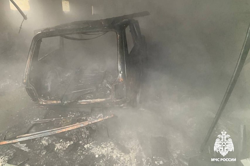 В Губкине за два дня горели автомобиль, гараж, квартира и фонарь