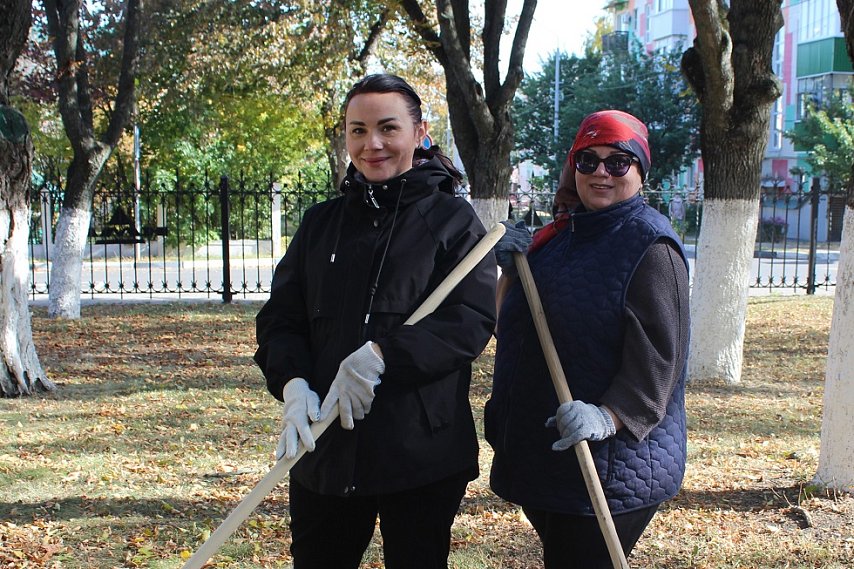 Больше тысячи жителей вышли на осенний субботник в Губкинском округе