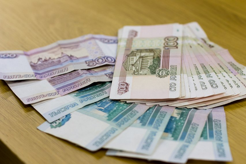 Работодателей, которые платят менее 11 тысяч рублей своим сотрудникам, с 1 мая будут штрафовать