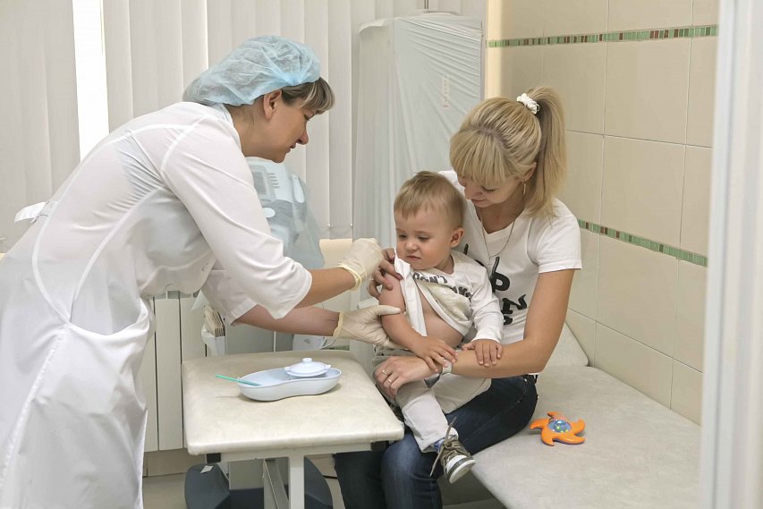 Губкинских мам и пап приглашают в поликлиники прививать детей от гриппа