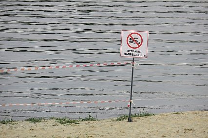 Специалисты не смогли найти причину загрязнения воды на пляже в Губкине