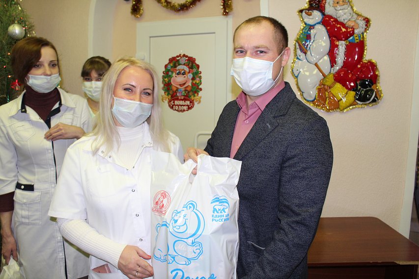 В Губкине дети медиков получили новогодние подарки от депутатов партии «Единая Россия» 