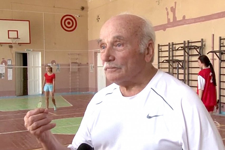 82-летний губкинский физрук Виктор Потапов до сих пор в строю и продолжает воспитывать губкинских чемпионов