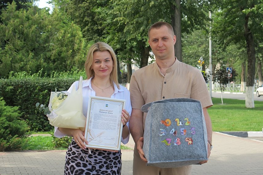 Семье работников Лебединского ГОКа День металлурга подарил первенца