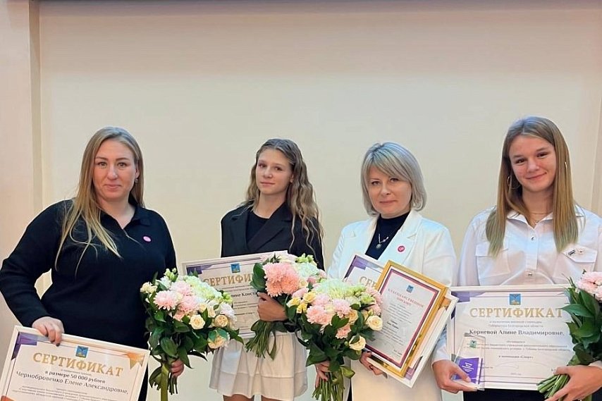 Три юные губкинские спортсменки стали стипендиатами губернатора 