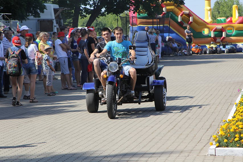 На фестивале «Город мастеров» губкинцев угощали вкусностями, катали на печке и трицикле
