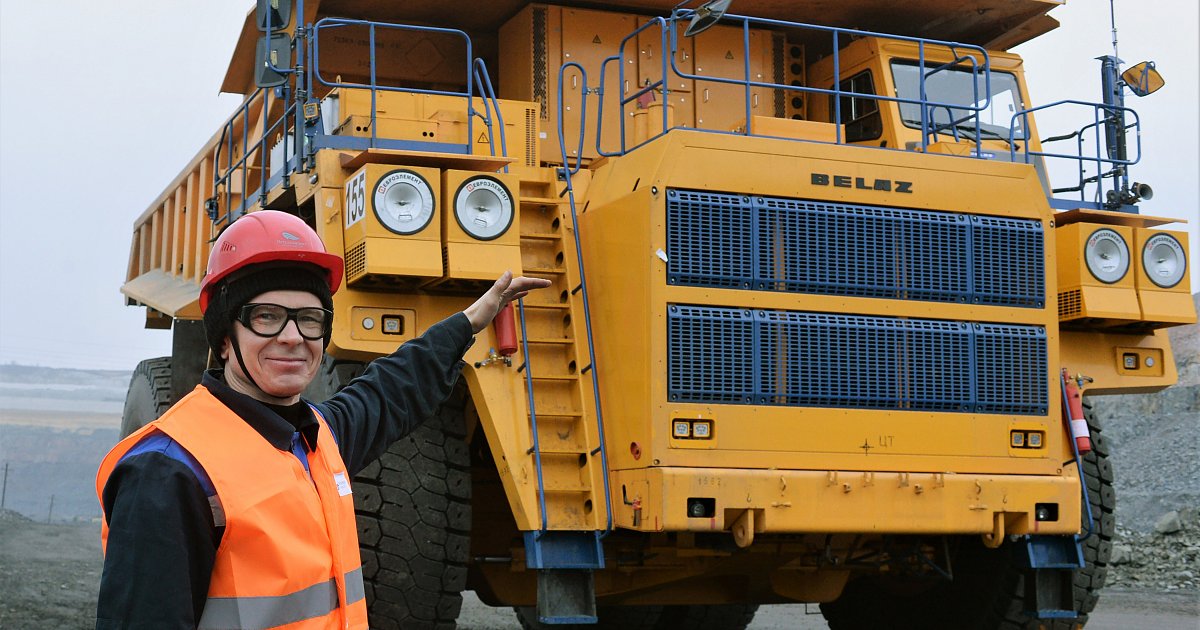 Водитель на белазе. Каматсу90 и человек. Свежие вакансии водитель белаз. Свечи для белаза. Бокситовый рудник североонежск.