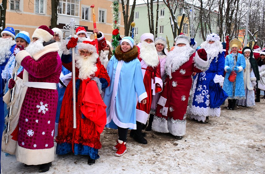 В Губкине Дед Морозы и Снегурочки вышли на парад 