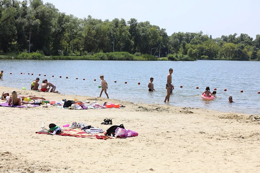 Бесплатные занятия по плаванию проводят на пляже в Губкине