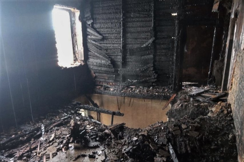 Двухэтажный дом сгорел в Губкине ночью 