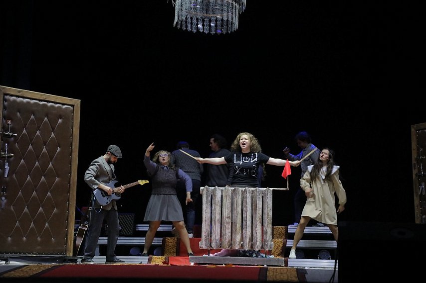 Возвращение в прошлое или взгляд в будущее: спектакль, посвящённый Цою, показали в Губкине 