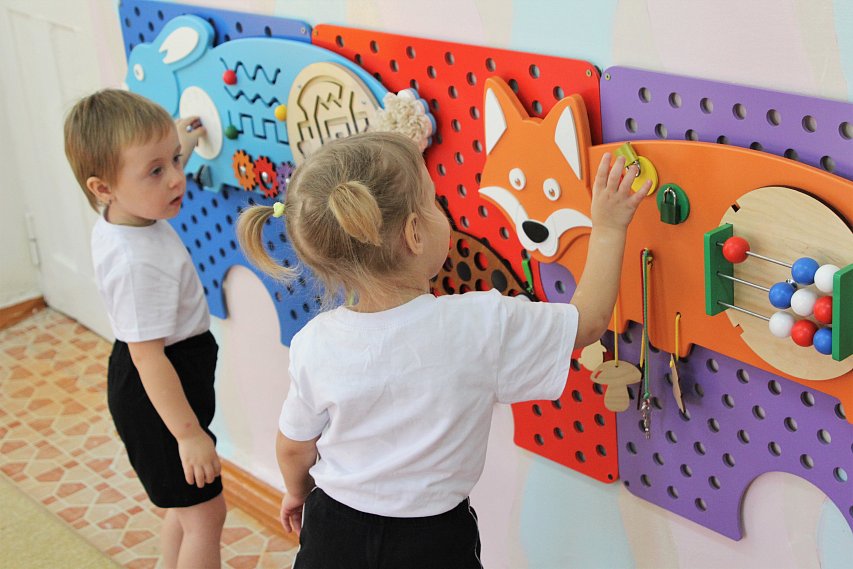 Панно-пазлы и бизиборды появились в губкинском детском саду