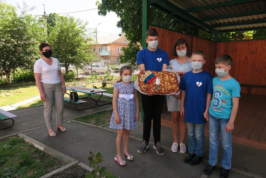 Пирог ко Дню России получили подопечные социально-реабилитационного центра