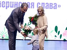 Две многодетные мамы из Губкина получили почётные знаки «Материнская слава» I степени