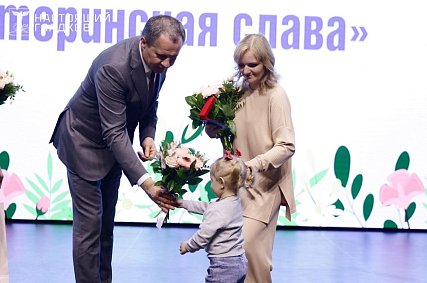 Две многодетные мамы из Губкина получили почётные знаки «Материнская слава» I степени